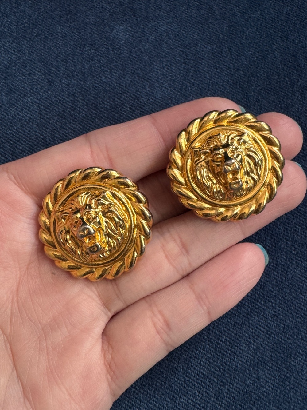 Vintage Iconic Lion Head Gold Tone
Dome‎ Shape Clip on earrings.